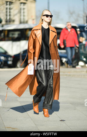 Ein fussgänger stellt für eine street style Snap während der Paris Fashion Week Herbst/Winter 2019 in Paris, Frankreich, 27. Februar 2019. Stockfoto