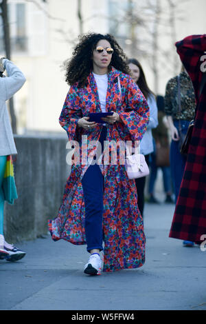 Ein fussgänger stellt für eine street style Snap während der Paris Fashion Week Herbst/Winter 2019 in Paris, Frankreich, 27. Februar 2019. Stockfoto