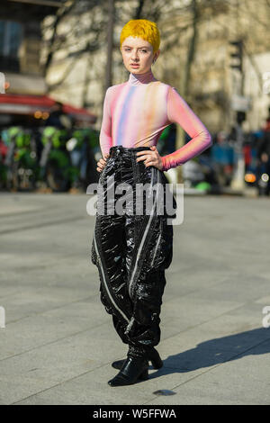 Ein fussgänger stellt für eine street style Snap während der Paris Fashion Week Herbst/Winter 2019 in Paris, Frankreich, 27. Februar 2019. Stockfoto