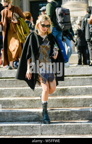 Ein fussgänger stellt für eine street style Snap während der Paris Fashion Week Herbst/Winter 2019 in Paris, Frankreich, 27. Februar 2019. Stockfoto