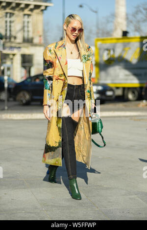 Ein fussgänger stellt für eine street style Snap während der Paris Fashion Week Herbst/Winter 2019 in Paris, Frankreich, 27. Februar 2019. Stockfoto