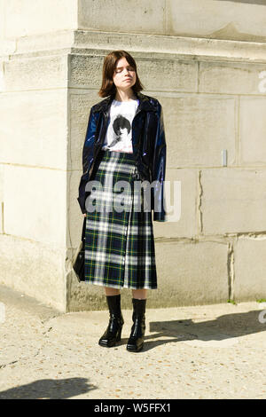 Ein fussgänger stellt für eine street style Snap während der Paris Fashion Week Herbst/Winter 2019 in Paris, Frankreich, 27. Februar 2019. Stockfoto
