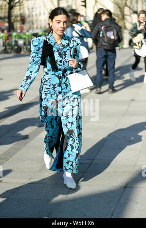 Ein fussgänger stellt für eine street style Snap während der Paris Fashion Week Herbst/Winter 2019 in Paris, Frankreich, 27. Februar 2019. Stockfoto