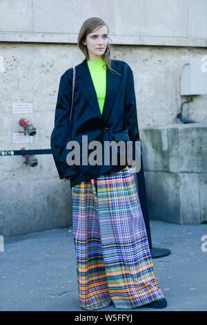 Ein fussgänger stellt für eine street style Snap während der Paris Fashion Week Herbst/Winter 2019 in Paris, Frankreich, 27. Februar 2019. Stockfoto