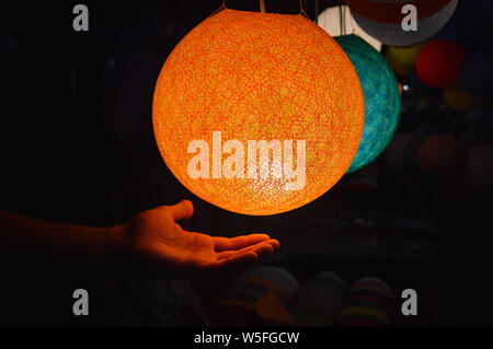 Traditionell gewebte Lampen als beliebte Souvenirs in der berühmten Nachtmarkt von Luang Prabang, Laos verkauft Stockfoto