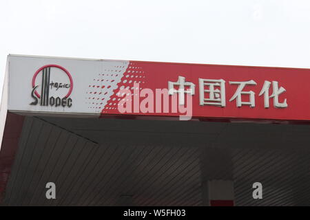 ---- Blick auf eine Tankstelle von Sinopec (China Petroleum & Chemical Corporation) in Chongqing, China, 2. März 2019. Us-Rohöllagerbestände entfielen 1,12 p Stockfoto