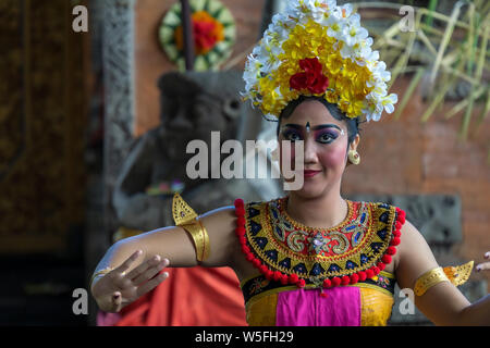 Der Balinesischen Frau führen Sie einen Tanz - Schauspiel Geschichten aus den Episoden der Barongan epic nahm. Barongan ist ein Löwe - wie Geschöpf in der Mythologie. Stockfoto