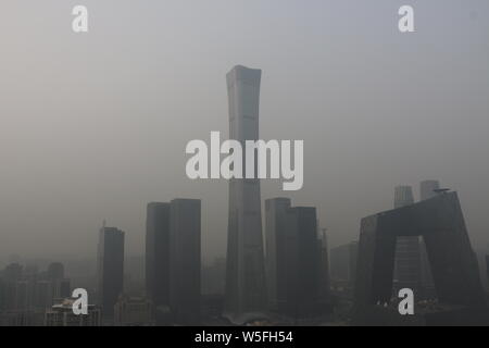 Die citic Tower, liebevoll als China Zun, höchste und der neuen CCTV-Tower, rechts, und andere Hochhäuser sind vage in der CBD gesehen (Bekannt Stockfoto