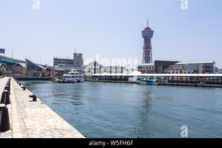 Panorama der Hafen in Hakata und lattice Port Tower in Fukuoka, Japan, Asien. Stockfoto