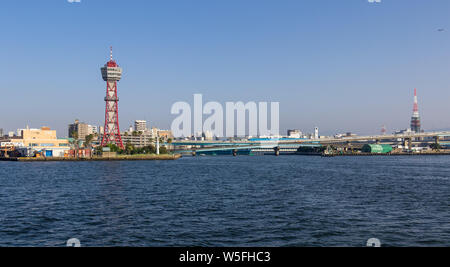 Panorama der Hafen in Hakata und lattice Port Turm vom Meer in Fukuoka, Japan, Asien. Stockfoto