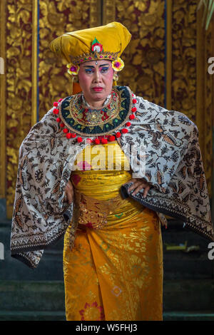 Der Balinesischen Frau führen Sie einen Tanz - Schauspiel Geschichten aus den Episoden der Barongan epic nahm. Barongan ist ein Löwe - wie Geschöpf in der Mythologie. Stockfoto