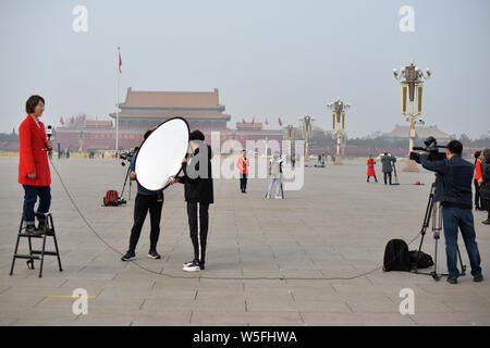 Eine chinesische TV-Journalist macht sie außerhalb der Großen Halle des Volkes bei der Eröffnung der Zweiten Sitzungsperiode des 13. Nationalen C Stockfoto