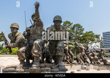 Zentrale Monument mit kämpfenden Soldaten Unternehmen für friedliche Wiedervereinigung im War Memorial von Korea. Yongsan, Seoul, Südkorea, Asien. Stockfoto