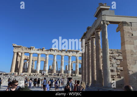 Athen, Griechenland - 20 Juli, 2019: Der Parthenon auf der Akropolis von Athen, von der UNESCO zum Weltkulturerbe Stockfoto