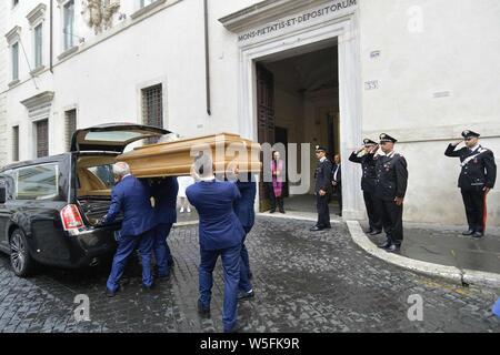 Rom, Italien. 28. Juli 2019. Roma, glühende Kammer von Mario Cerciello Rega Der carabiniere getötet, Piazza del Monte di Pietà -. Im Bild: Ein Moment des Gedenkens Credit: Unabhängige Fotoagentur Srl/Alamy leben Nachrichten Stockfoto