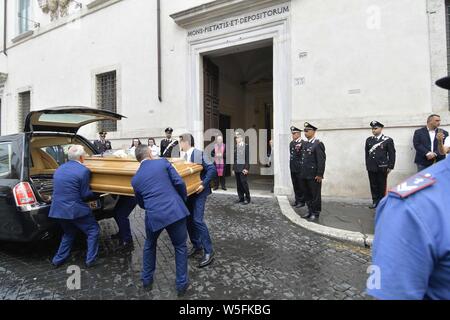 Rom, Italien. 28. Juli 2019. Roma, glühende Kammer von Mario Cerciello Rega Der carabiniere getötet, Piazza del Monte di Pietà -. Im Bild: Ein Moment des Gedenkens Credit: Unabhängige Fotoagentur Srl/Alamy leben Nachrichten Stockfoto