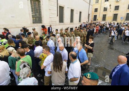 Rom, Italien. 28. Juli 2019. Roma, glühende Kammer von Mario Cerciello Rega Der carabiniere getötet, Piazza del Monte di Pietà -. Im Bild: Ein Moment des Gedenkens Credit: Unabhängige Fotoagentur Srl/Alamy leben Nachrichten Stockfoto