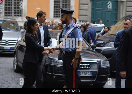 Rom, Italien. 28. Juli 2019. Rom, glühende Kammer von Mario Cerciello Rega Der carabiniere getötet, Piazza del Monte di Pietà - Im Bild: Virginia Raggi Credit: Unabhängige Fotoagentur Srl/Alamy leben Nachrichten Stockfoto