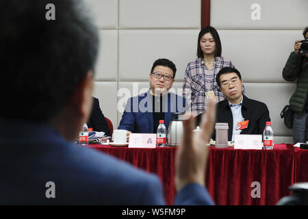 William Ding oder Ding Lei, CEO von netease (163.Com), und Charles Zhang Chaoyang, Vorsitzender und CEO von chinesischen Internet Portal Sohu.com, besucht eine Panel Stockfoto