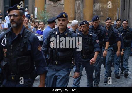 Rom, Italien. 28. Juli 2019. Roma, glühende Kammer von Mario Cerciello Rega Der carabiniere getötet, Piazza del Monte di Pietà -. Im Bild: Ein Moment des Gedenkens Credit: Unabhängige Fotoagentur Srl/Alamy leben Nachrichten Stockfoto