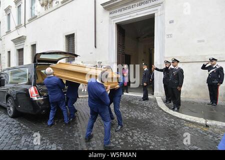 Rom, Italien. 28. Juli 2019. Roma, glühende Kammer von Mario Cerciello Rega Der carabiniere getötet, Piazza del Monte di Pietà -. Im Bild: Ein Moment des Gedenkens Credit: Unabhängige Fotoagentur Srl/Alamy leben Nachrichten Stockfoto