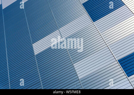 Abstrakte architektonischen Hintergrund von modernen Gebäuden, die Fassade mit blauen und silbernen Linien - Bild Stockfoto
