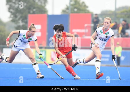 Er Jiangxin von China, Mitte, Herausforderungen Cecile Pieper, Links, und Pia Märtens Deutschland während ihres Gleichen der2019 FIH Pro Hockey League für Wom Stockfoto