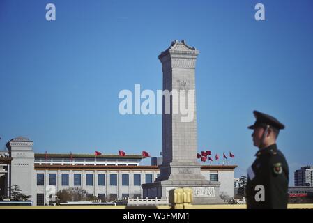 Eine Chinesische PLA (Peoples Liberation Army) Soldat steht Wache vor der Großen Halle des Volkes an einem klaren Tag vor der zweiten Sitzung. Stockfoto