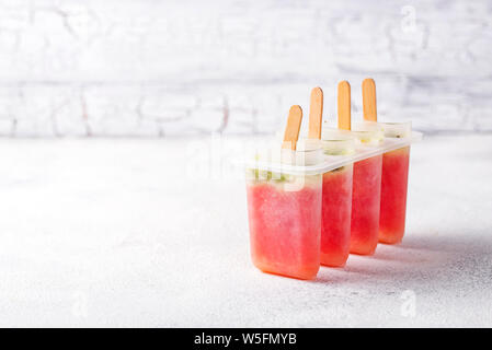 Hausgemachte Eis am Stiel in Form von Wassermelone Stockfoto
