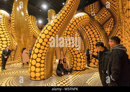 Menschen besuchen die "Alles über Liebe spricht Forever' Ausstellung von Japanischen zeitgenössischen Künstler Yayoi Kusama in Shanghai, China, 7. März 2019. Eine der Th Stockfoto