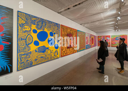 Menschen besuchen die "Alles über Liebe spricht Forever' Ausstellung von Japanischen zeitgenössischen Künstler Yayoi Kusama in Shanghai, China, 7. März 2019. Eine der Th Stockfoto