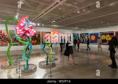 Menschen besuchen die "Alles über Liebe spricht Forever' Ausstellung von Japanischen zeitgenössischen Künstler Yayoi Kusama in Shanghai, China, 7. März 2019. Eine der Th Stockfoto