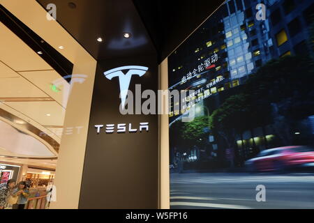 ---- Blick auf ein Tesla Store in Shanghai, China, 7. März 2019. Teslas Modell 3 bewegt einen Schritt näher an die Masse Lieferung im weltweit größten Auto Mar Stockfoto