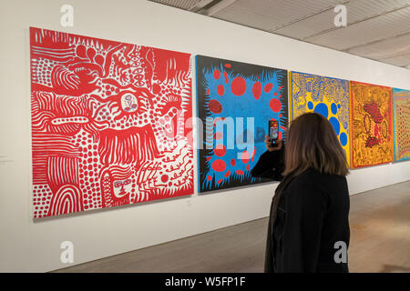 Menschen besuchen die "Alles über Liebe spricht Forever' Ausstellung von Japanischen zeitgenössischen Künstler Yayoi Kusama in Shanghai, China, 7. März 2019. Eine der Th Stockfoto