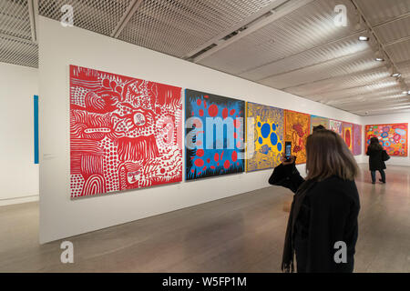 Menschen besuchen die "Alles über Liebe spricht Forever' Ausstellung von Japanischen zeitgenössischen Künstler Yayoi Kusama in Shanghai, China, 7. März 2019. Eine der Th Stockfoto