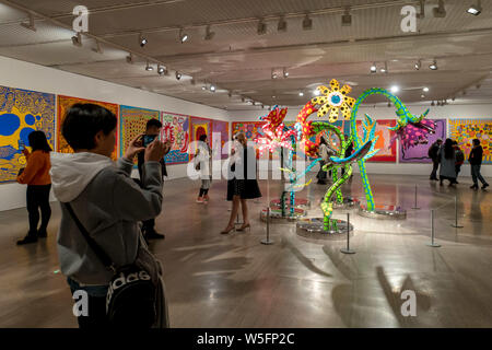 Menschen besuchen die "Alles über Liebe spricht Forever' Ausstellung von Japanischen zeitgenössischen Künstler Yayoi Kusama in Shanghai, China, 7. März 2019. Eine der Th Stockfoto