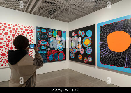 Menschen besuchen die "Alles über Liebe spricht Forever' Ausstellung von Japanischen zeitgenössischen Künstler Yayoi Kusama in Shanghai, China, 7. März 2019. Eine der Th Stockfoto