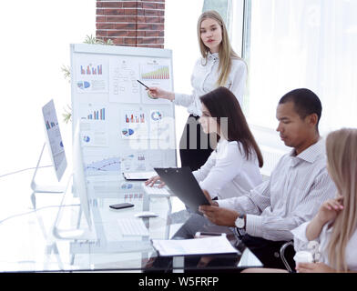 Die Frau, die Präsentation zu den Business Partner Stockfoto