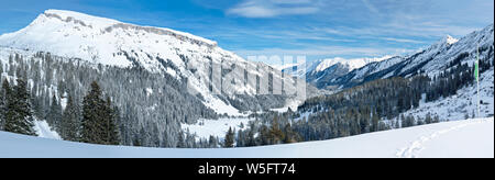 Österreich, Kleinwalsertal (Kleines Walsertal), Allgäuer Alpen, das Tal Schwarzwassertal, von Schwarzwasserhutte (1651 m), auf der linken Seite: Hoher Ifen (2.230 m), auf der rechten Seite: Walmendinger Horn (1990 m), Gipfel Stockfoto