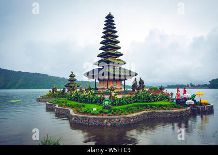 Bewölkt, aber dennoch einen schönen Blick auf Pura Ulun Danu Bratan ist ein hinduistischer Tempel am Bratan See, Bali, Indonesien. Stockfoto