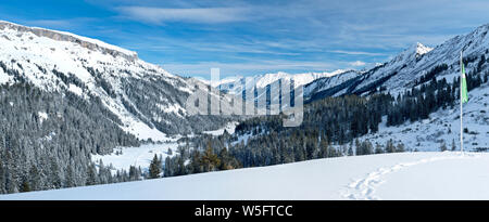 Österreich, Kleinwalsertal (Kleines Walsertal), Allgäuer Alpen, das Tal Schwarzwassertal, von Schwarzwasserhutte (1651 m), auf der linken Seite: Hoher Ifen (2.230 m), auf der rechten Seite: Walmendinger Horn (1990 m), Gipfel Stockfoto