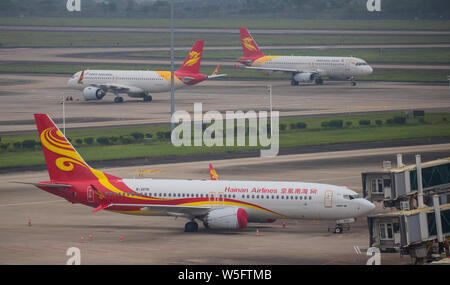---- Blick von Boeing 737-8 Max Düsenflugzeuge von Hainan Airlines am Flughafen Haikou Meilan in Stadt Haikou geparkt, South China Hainan Stockfoto