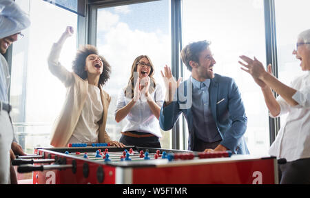 Business-Team feiert einen guten Job im Büro Stockfoto