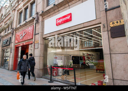 Kunden Schlange vor der ersten Store der Obersten Italia in Shanghai, China, 11. März 2019. Supreme Italia, der gefälschte Geschäft, ex Stockfoto