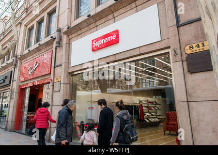 Kunden Schlange vor der ersten Store der Obersten Italia in Shanghai, China, 11. März 2019. Supreme Italia, der gefälschte Geschäft, ex Stockfoto