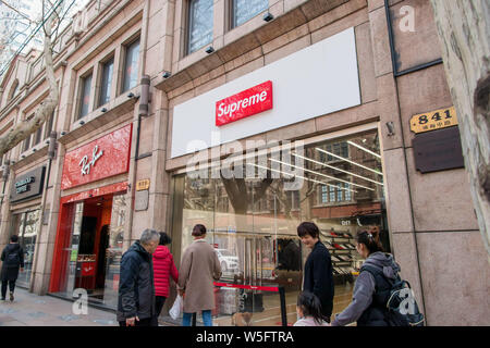 Kunden Schlange vor der ersten Store der Obersten Italia in Shanghai, China, 11. März 2019. Supreme Italia, der gefälschte Geschäft, ex Stockfoto