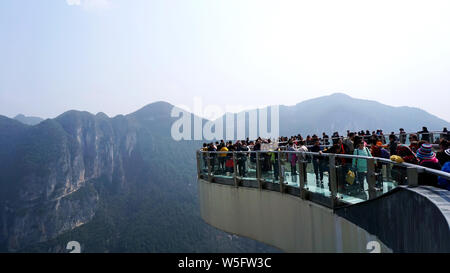 Menschen besuchen die Chongqing galss-Brücke, als "die Welt Nr. 1 Glas bridge" bezeichnet, an der Longgang malerischen Ort im Yunyang county, Stockfoto