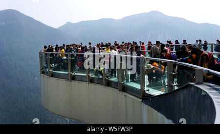 Menschen besuchen die Chongqing galss-Brücke, als "die Welt Nr. 1 Glas bridge" bezeichnet, an der Longgang malerischen Ort im Yunyang county, Stockfoto