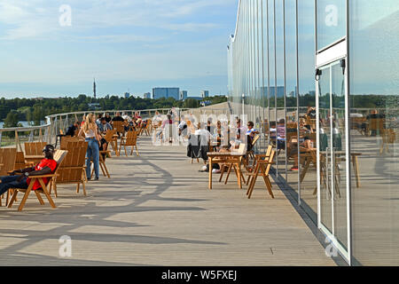 Helsinki Central Library Oodi. Menschen Ruhe auf der Terrasse der dritten Etage Stockfoto