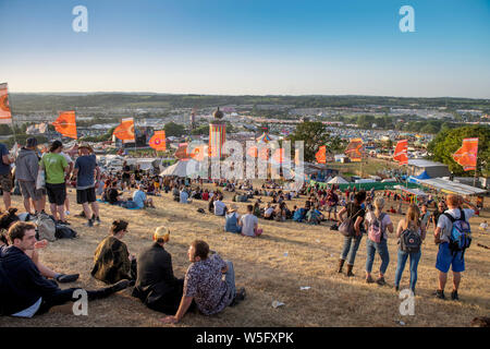 Menschenmassen über die Multifunktionsleiste Turm auf dem Glastonbury Festival 2019 in Pilton, Somerset Stockfoto